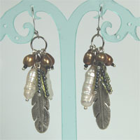 SPLENDID GEM EARRINGS (BIWA PEARL, METAL FEATHER)